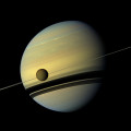 Cassini-opname van Saturnus, met op de voorgrond de grote maan Titan.  © NASA/JPL-Caltech/SSI