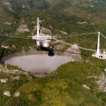 De 305 meter grote radioschotel bij Arecibo op Puerto Rico. © 