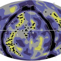 Verdeling van de sterrenstelsels (ingekleurde gebieden) en clusters (zwarte punten) in een ons omringende bolschil met een afstand van 416 tot 826 miljoen lichtjaar. © MPe