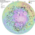 Kaart van het Zuidpool-Aitkenbekken (paars) – met omringende bergmassieven. De kaart is gebaseerd op data van de Lunar Reconnaissance Orbiter (NASA) en Japanse maansonde Kaguya. © Hannes Bernhardt