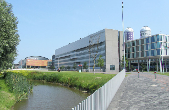 Science Park 904 met de twee telescoopkoepels. (c) Jvhertum (via Wikipedia, CC BY-SA 3.0)