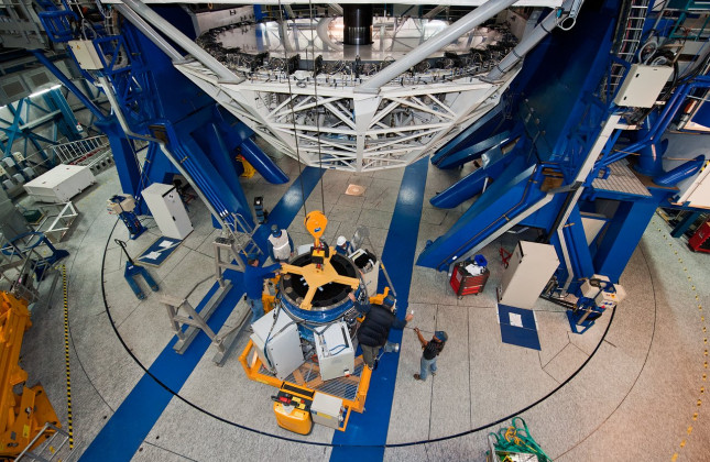 SINFONI wordt hier uit de telescoop getakeld voor onderhoud. (c) ESO/Max Alexander