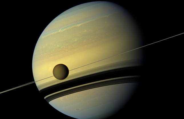 Cassini-opname van Saturnus, met op de voorgrond de grote maan Titan.  © NASA/JPL-Caltech/SSI