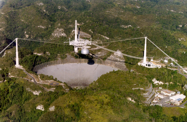 De 305 meter grote radioschotel bij Arecibo op Puerto Rico. © 