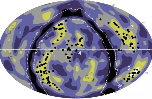 Verdeling van de sterrenstelsels (ingekleurde gebieden) en clusters (zwarte punten) in een ons omringende bolschil met een afstand van 416 tot 826 miljoen lichtjaar. © MPe