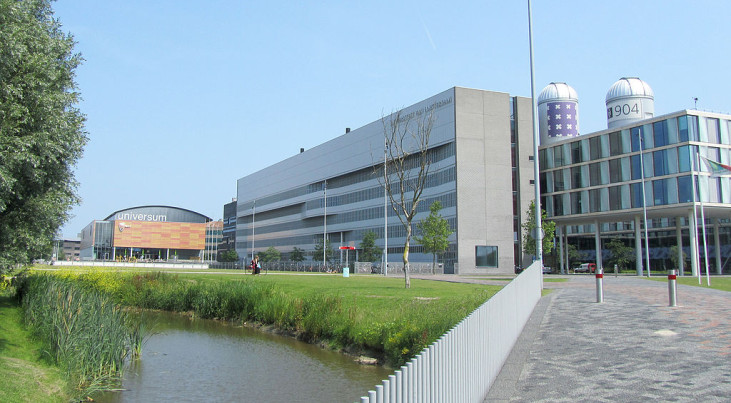 Science Park 904 met de twee telescoopkoepels. (c) Jvhertum (via Wikipedia, CC BY-SA 3.0)