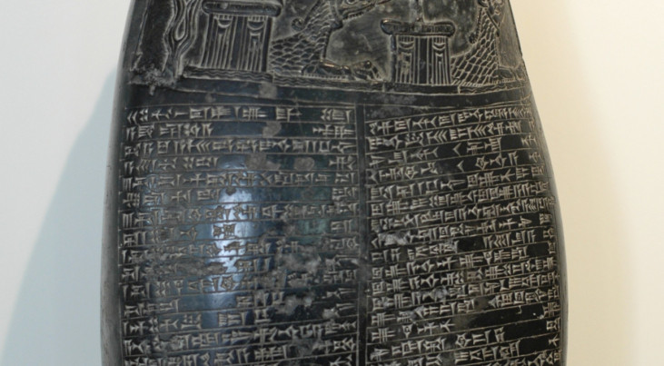 Een Babylonische grenssteen. (c) Marie-Lan Nguyen [Own work, Public Domain, via Wikimedia]