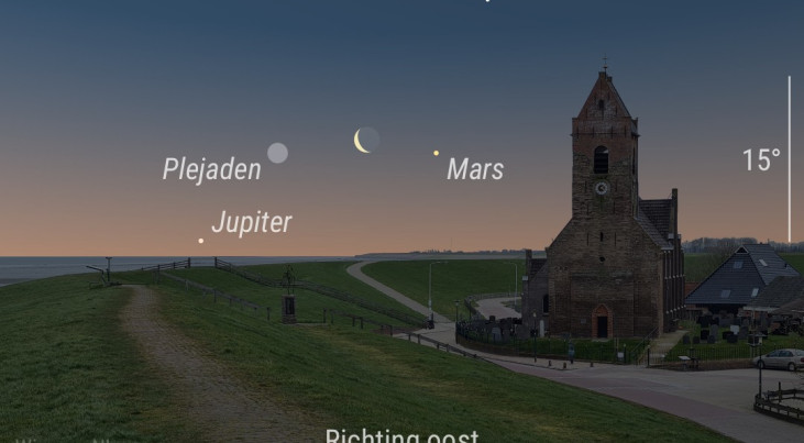 1 juli: Mars linksonder maan